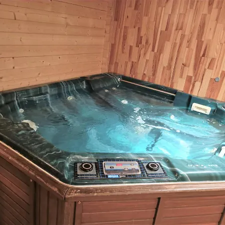 Charmes De Velupont With Wellness Сasa de vacaciones *